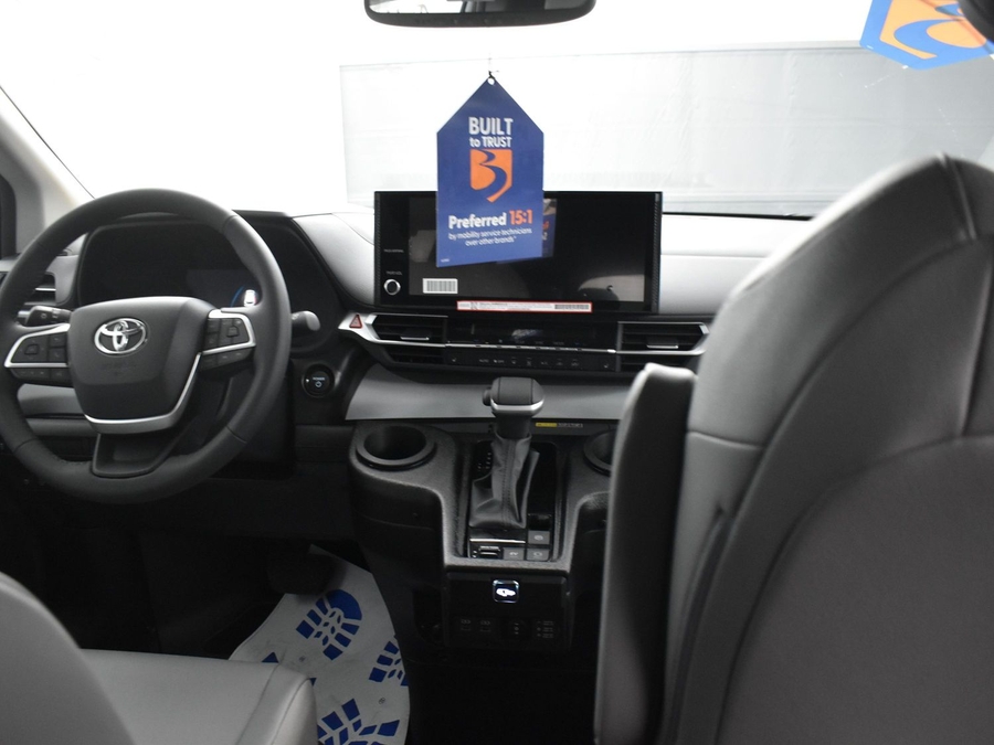 New 2025 Toyota Sienna Hybrid XLE Base - BraunAbility Side Entry Entry Fold Out Automatic Ramp