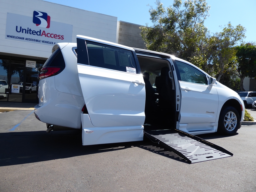 Used 2022 Chrysler Pacifica Touring L - BraunAbility Side Entry Fold Out Automatic Ramp