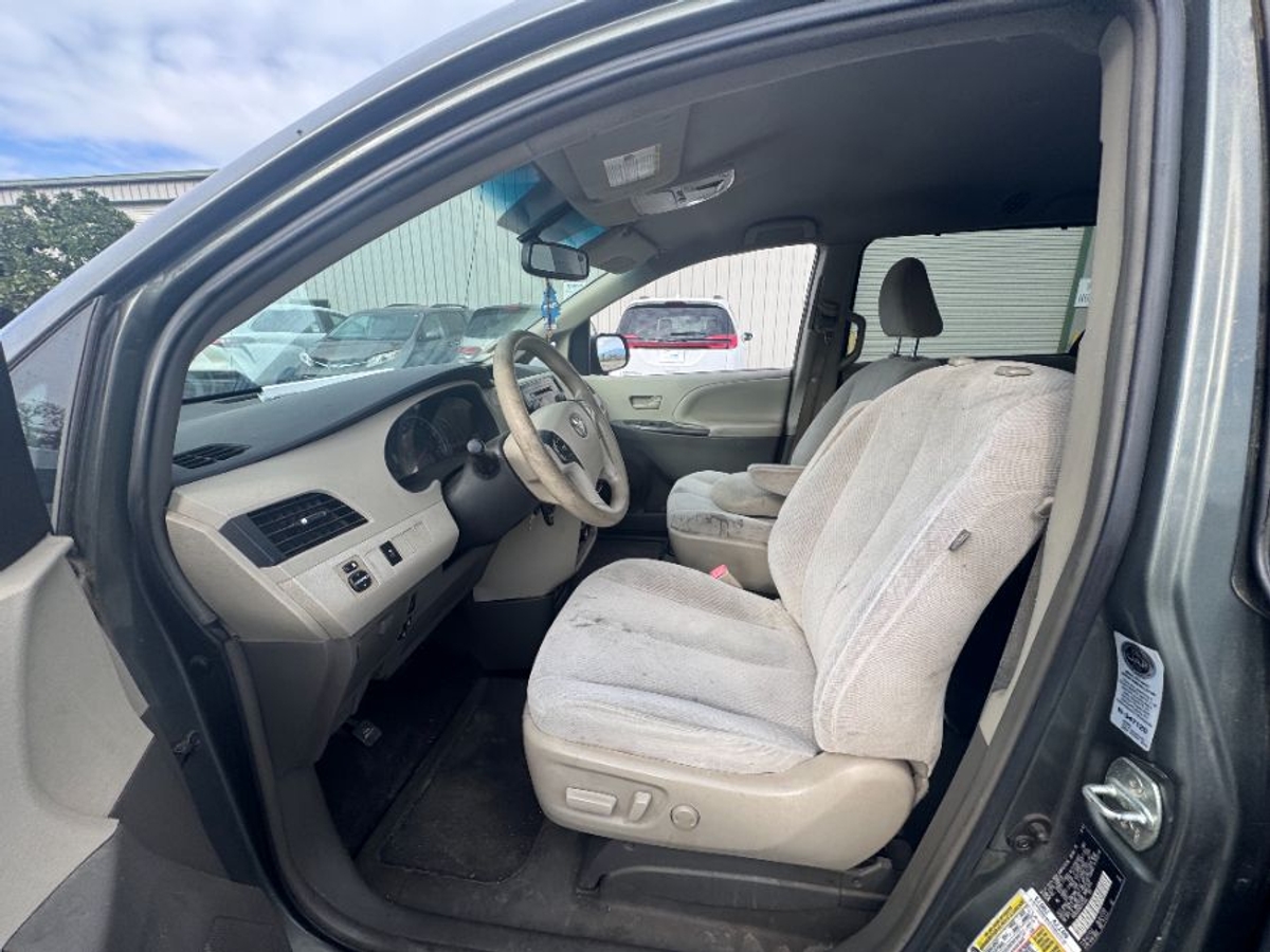 2014 TOYOTA SIENNA - Image 6