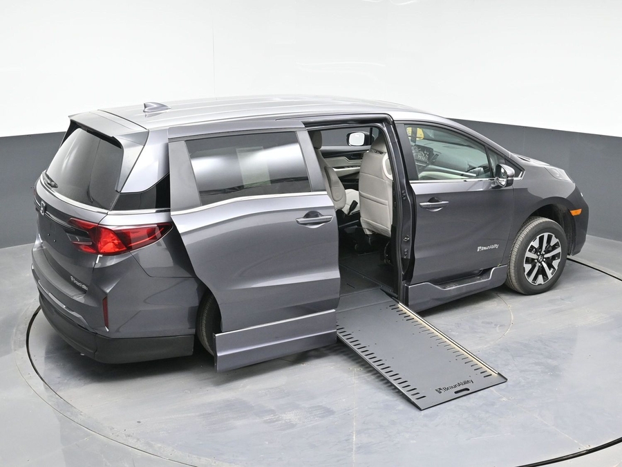 Grey Honda Odyssey image number 25