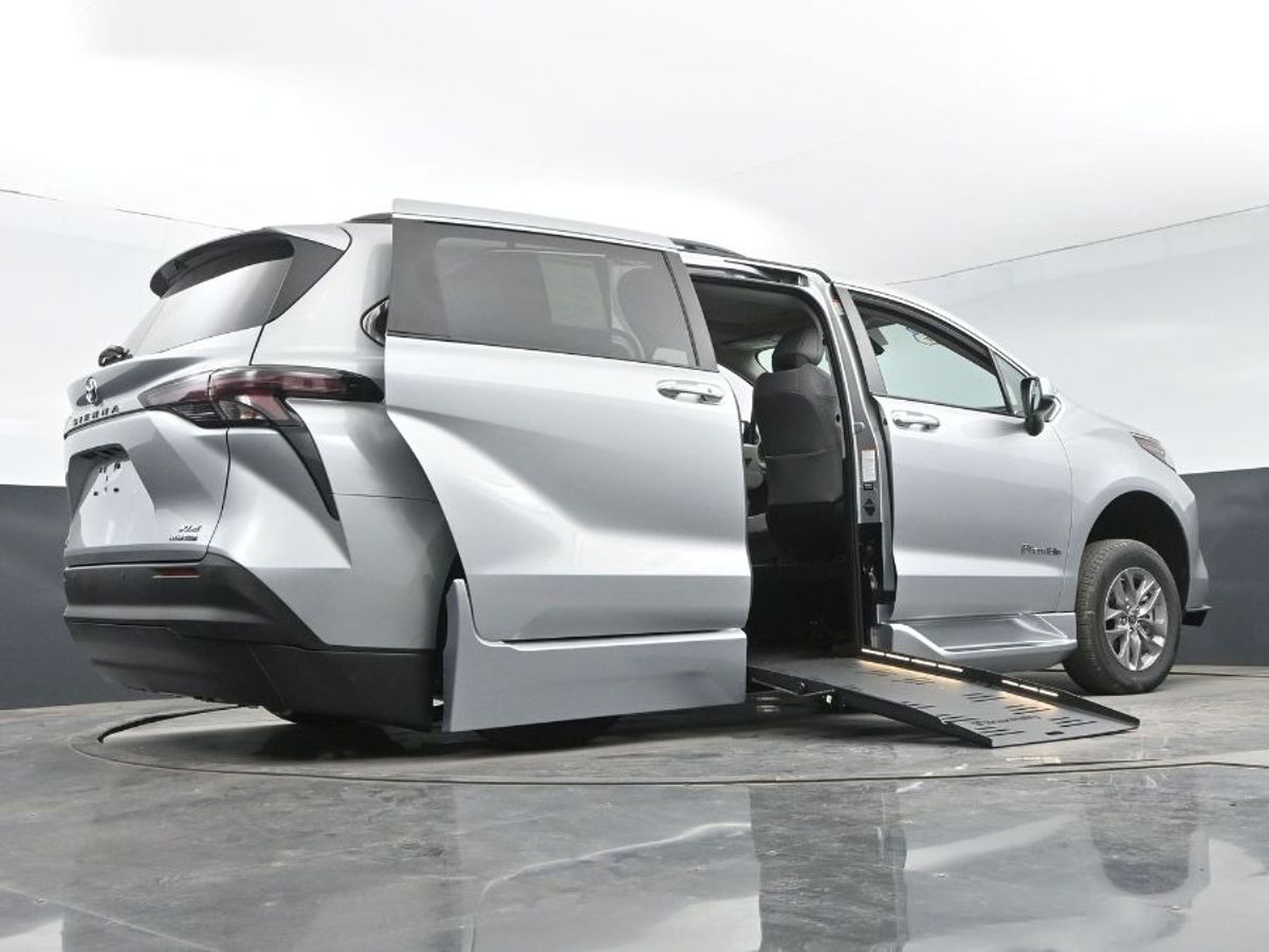 Silver Toyota Sienna image number 10