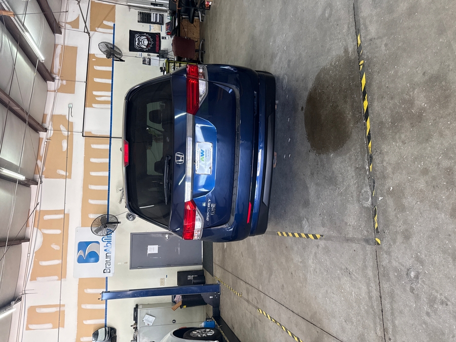 Blue Honda Odyssey image number 4