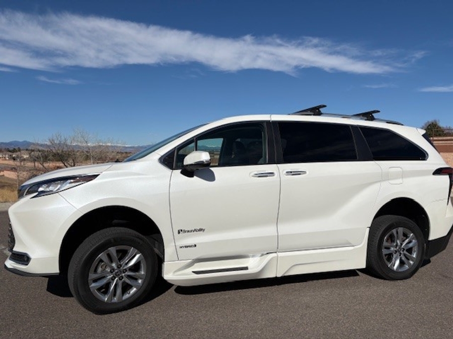 Used 2021 Toyota Sienna Hybrid Limited - BraunAbility Side Entry Entry Fold Out Automatic Ramp