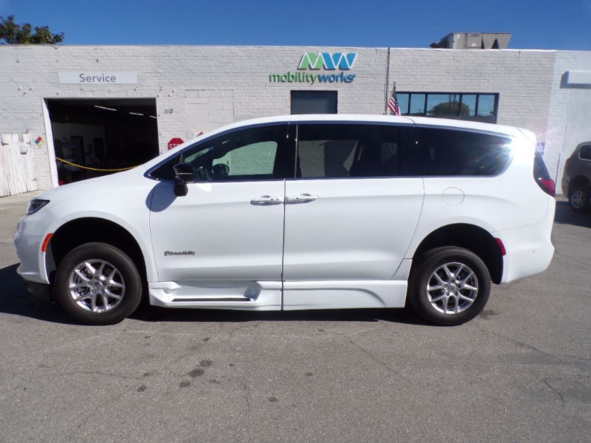 2025 CHRYSLER PACIFICA - Image 5