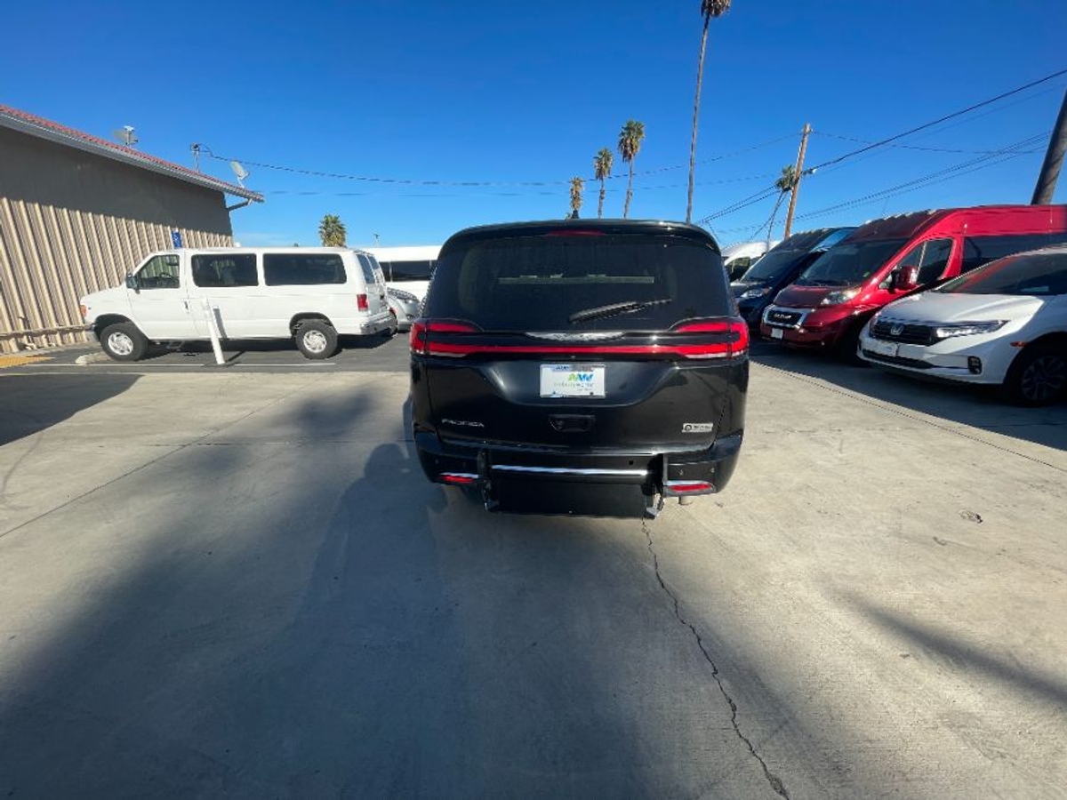 Black Chrysler Pacifica image number 4