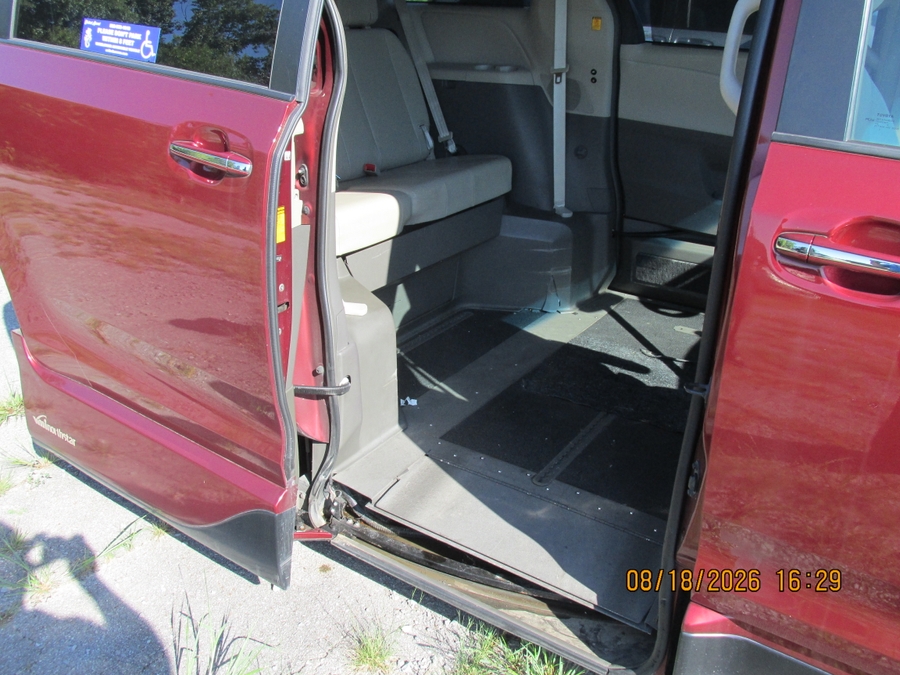  Toyota Sienna image number 11