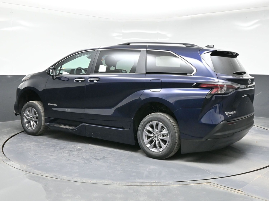 New 2026 Toyota Sienna Hybrid XLE Base - BraunAbility Side Entry Entry Fold Out Automatic Ramp