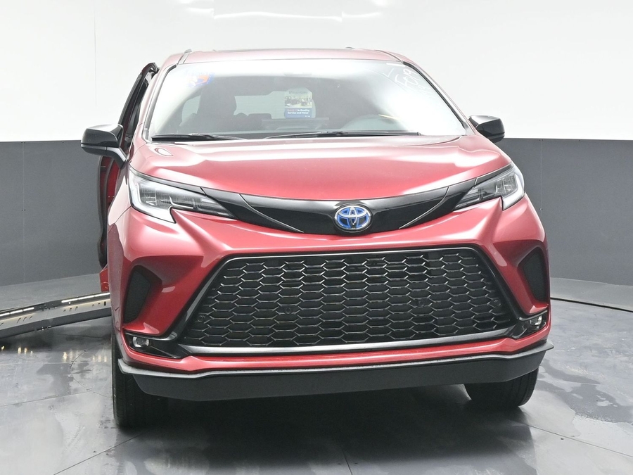 New 2025 Toyota Sienna Hybrid XSE Sport - BraunAbility Side Entry Entry Fold Out Automatic Ramp