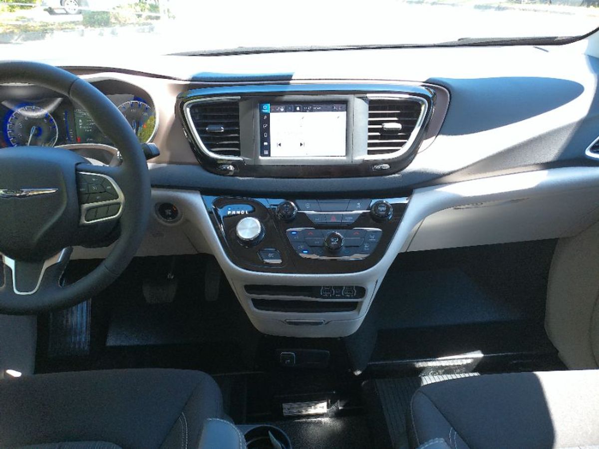 2024 CHRYSLER VOYAGER - Image 11