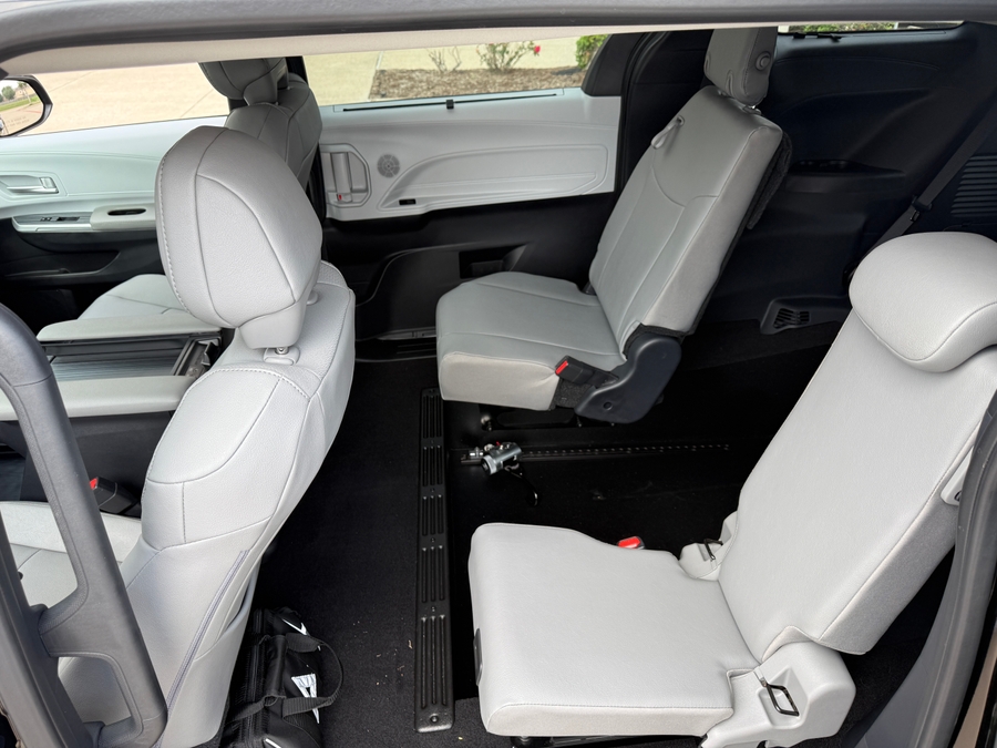 Imagen de la Toyota Sienna negra número 10
