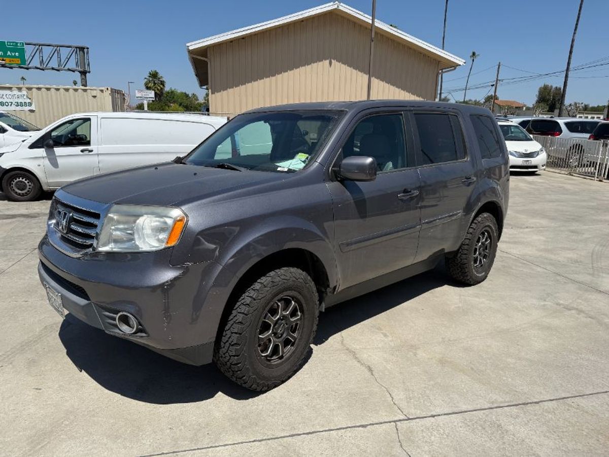 Silver Honda Pilot with Rear Entry Manual Fold Out ramp