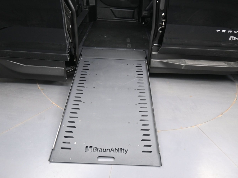 New 2026 Chevrolet Traverse 1LT - BraunAbility Side Entry In Floor Automatic Ramp