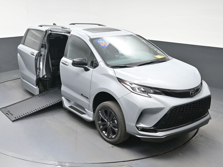 New 2026 Toyota Sienna XSE Sport - BraunAbility Side Entry In Floor Automatic Ramp