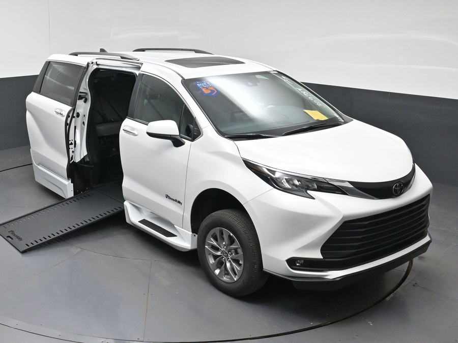 White Toyota Sienna image number 21