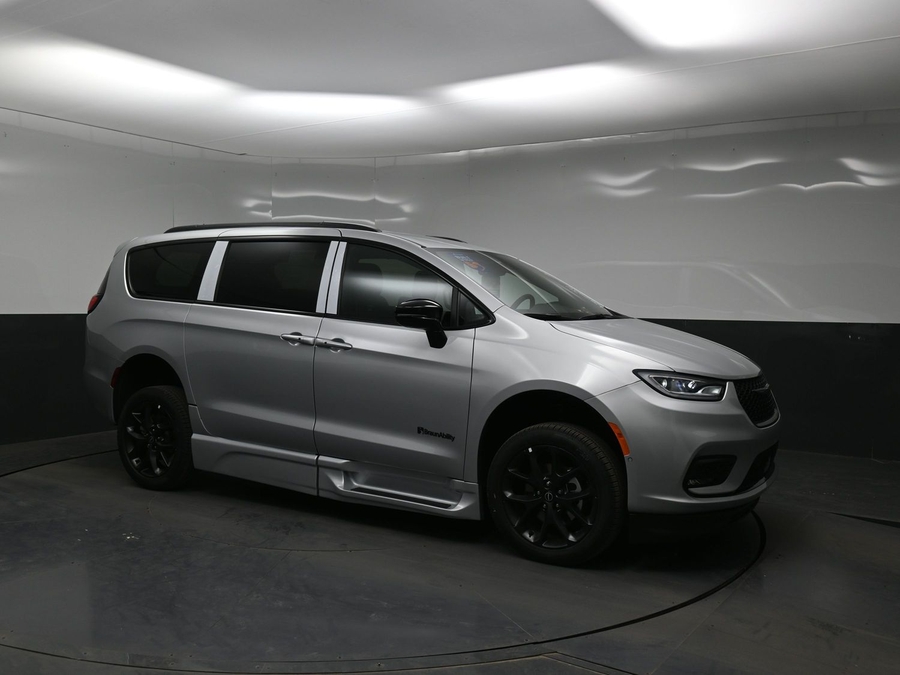 New 2026 Chrysler Pacifica Select Sport - BraunAbility Side Entry In Floor Automatic Ramp
