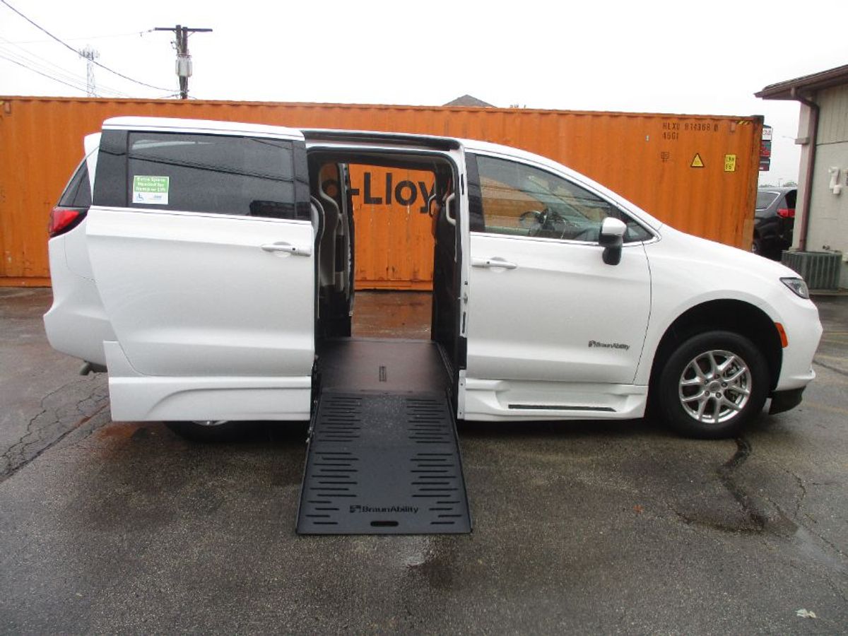 Chrysler Pacifica blanco con rampa plegable automática de entrada lateral