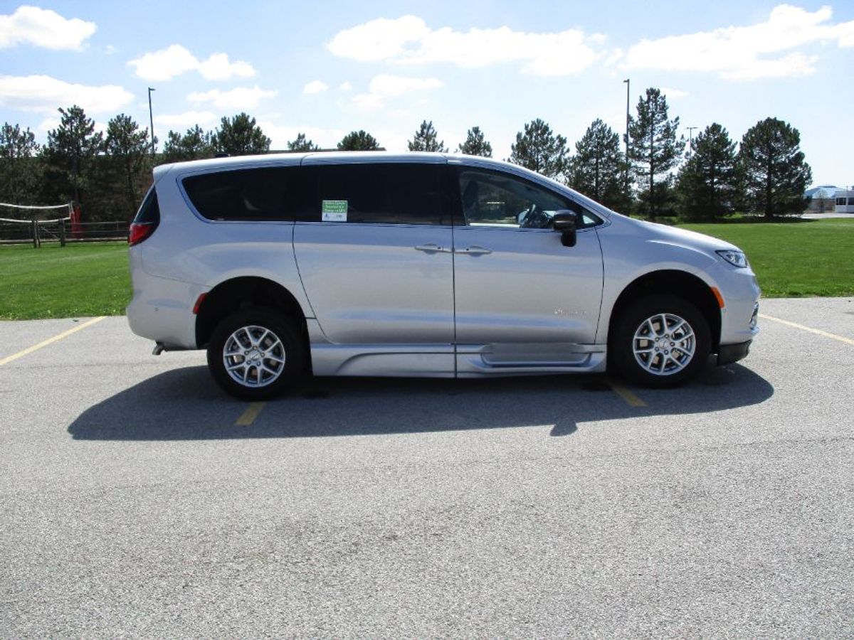 Silver Chrysler Pacifica image number 9