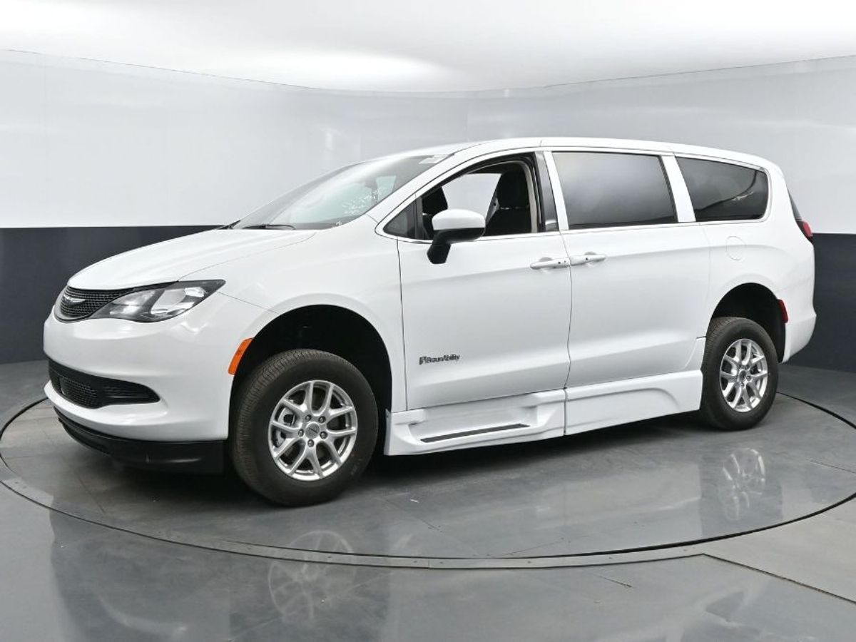 White Chrysler Voyager image number 2