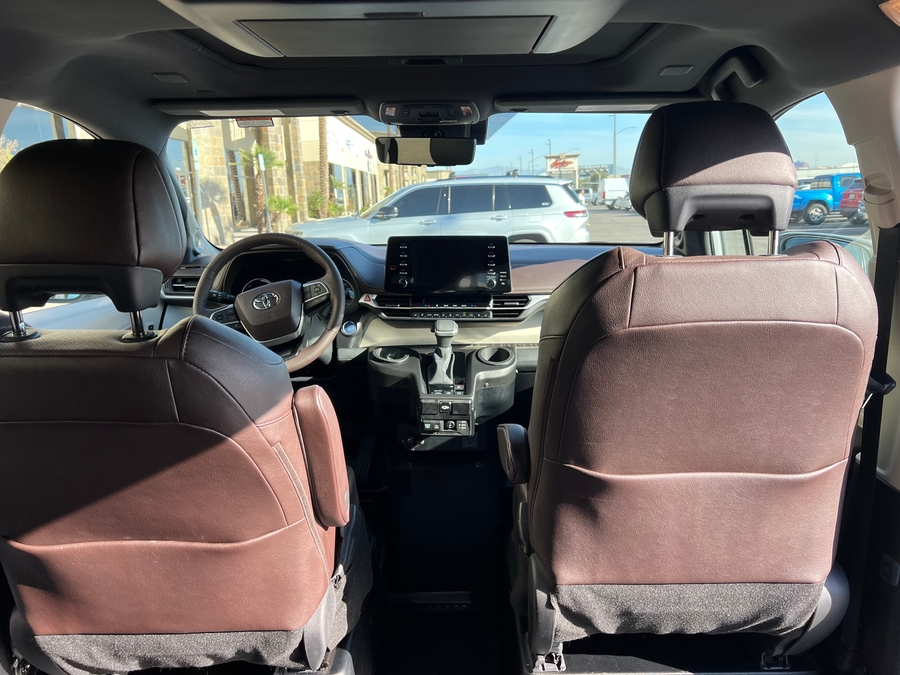 Used 2023 Toyota Sienna Hybrid Platinum Edition - BraunAbility Side Entry Entry In Floor Automatic Ramp