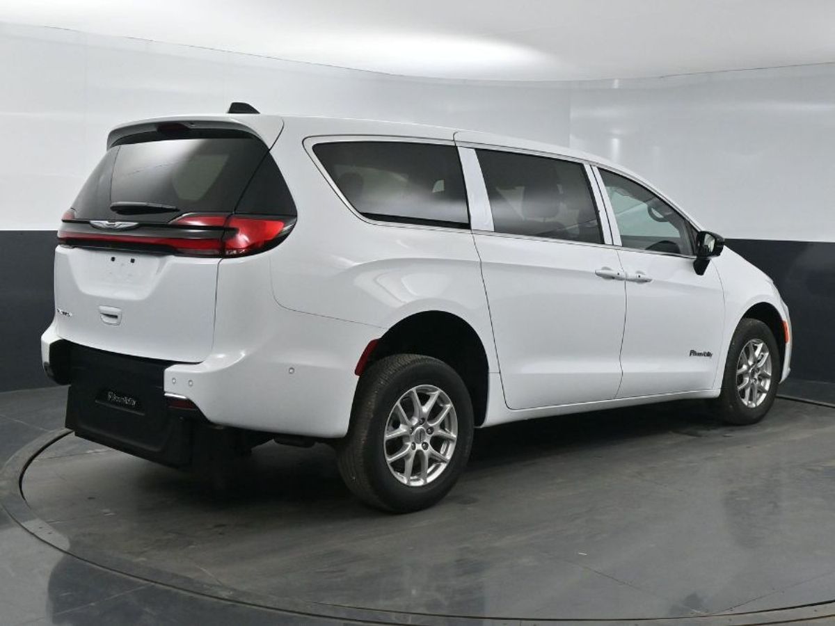 White Chrysler Pacifica image number 20