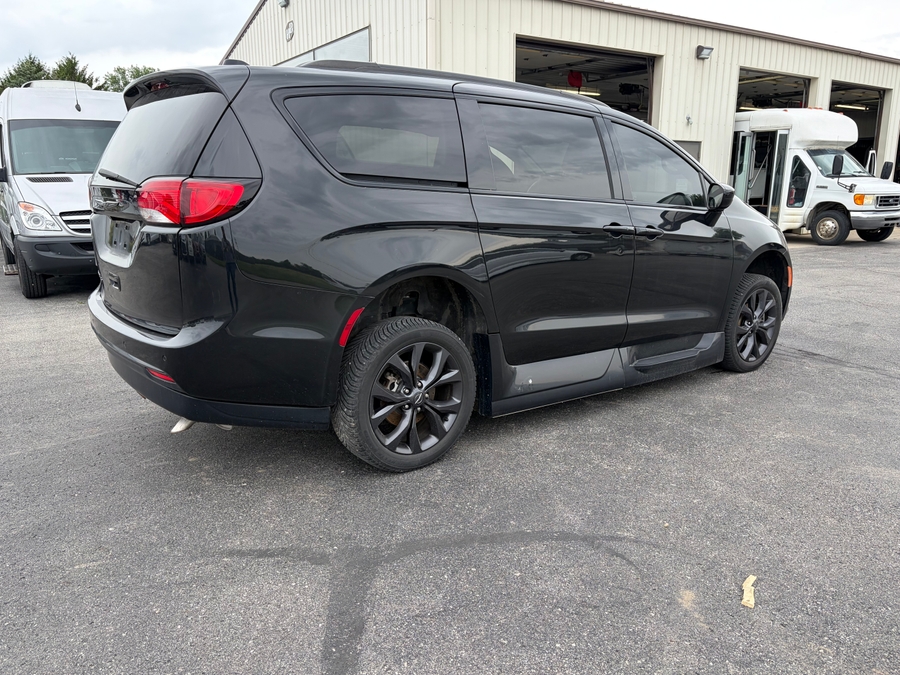 Black Chrysler Pacifica image number 8