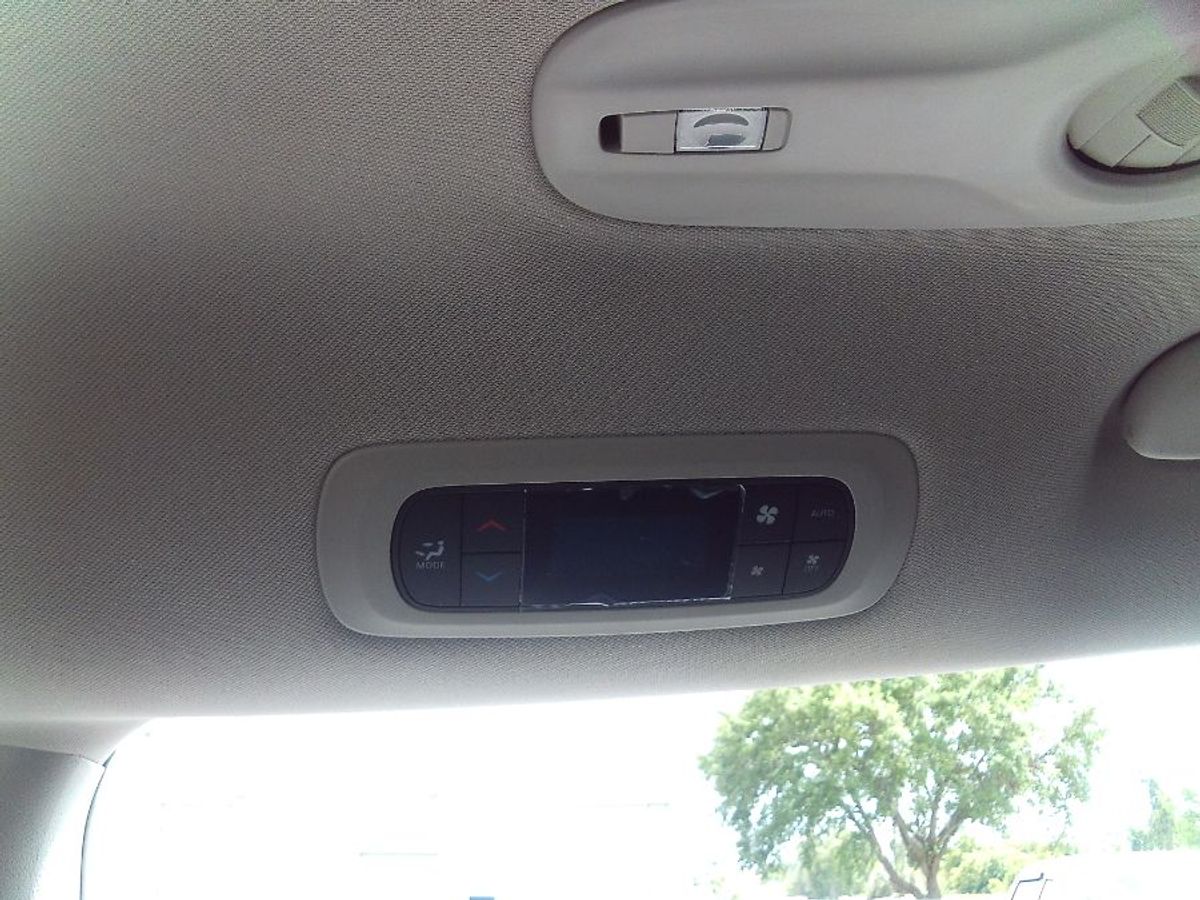 Blue Chrysler Pacifica image number 14