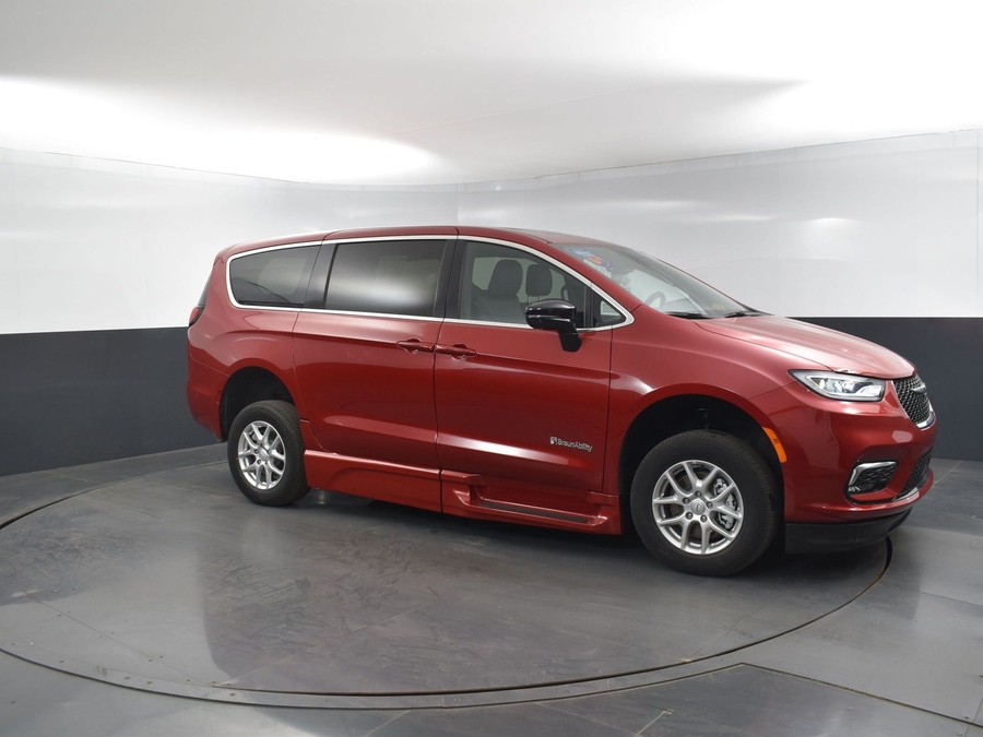 New 2025 Chrysler Pacifica Select Plus - BraunAbility Side Entry Entry Fold Out Automatic Ramp