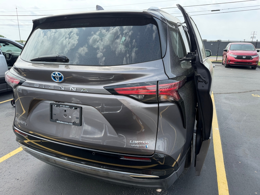 Used 2021 Toyota Sienna Hybrid Limited - BraunAbility Side Entry Entry Fold Out Automatic Ramp