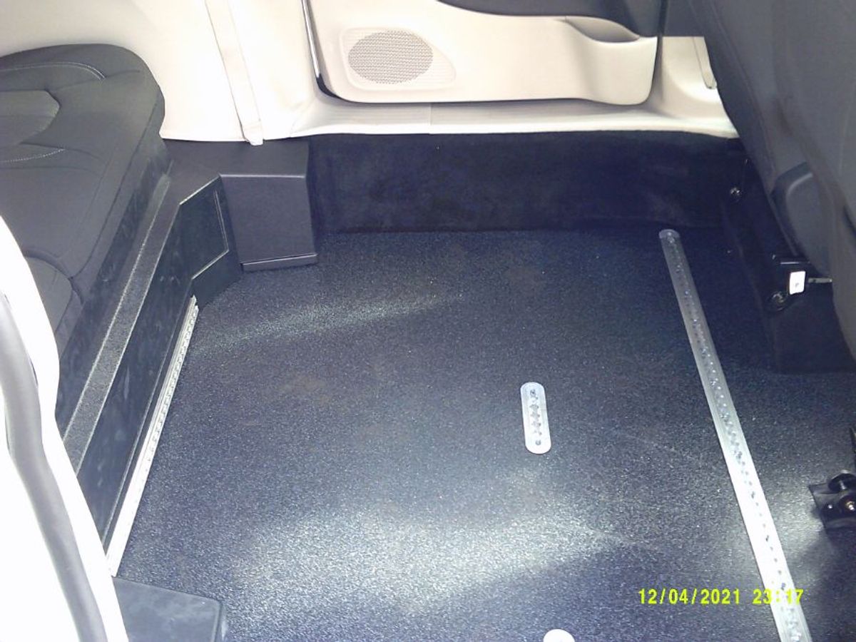 White Chrysler Voyager image number 17