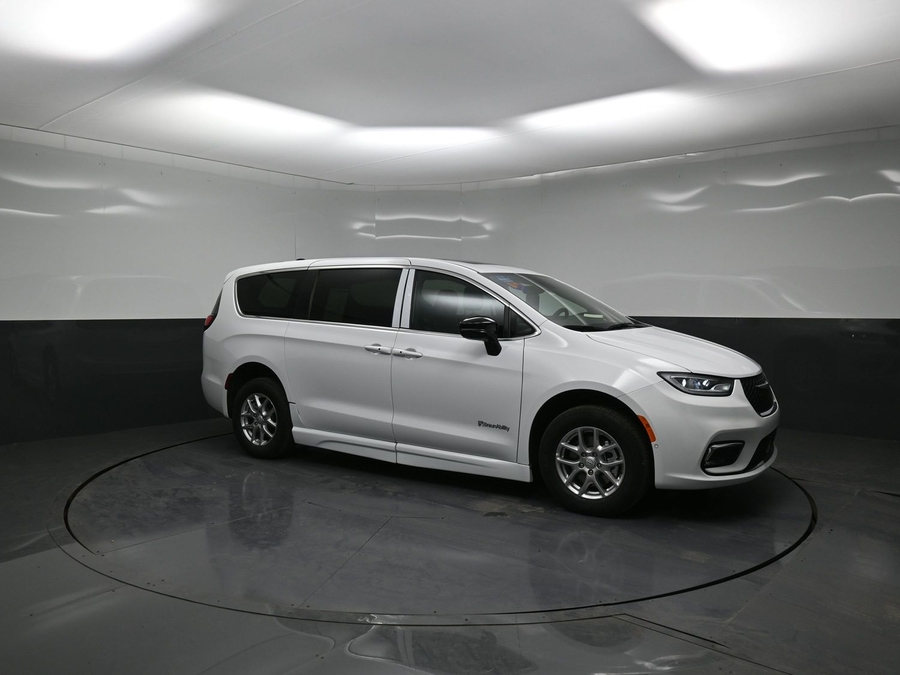 White Chrysler Pacifica image number 21