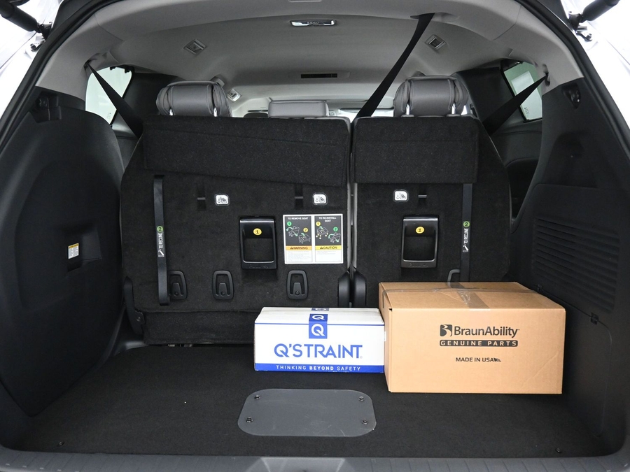 Grey Toyota Sienna image number 12