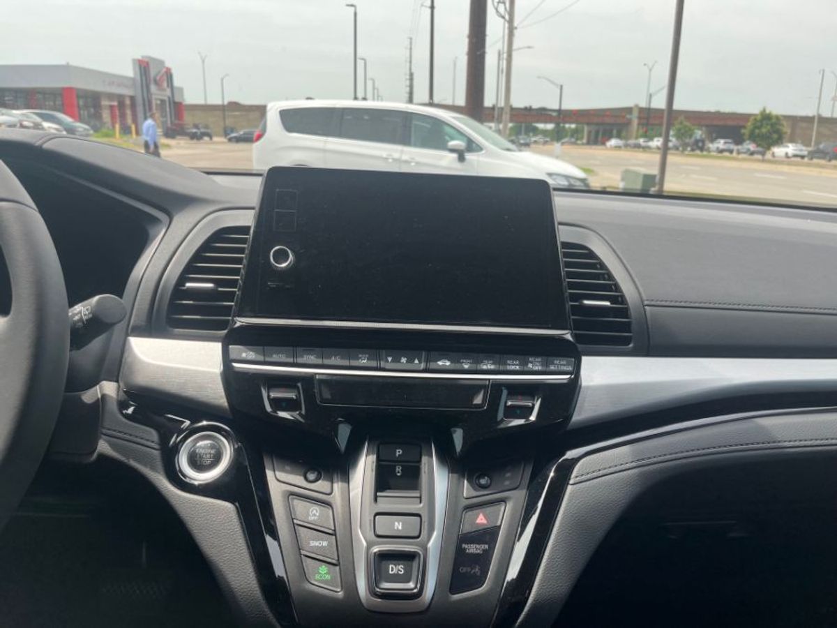 White Honda Odyssey image number 12