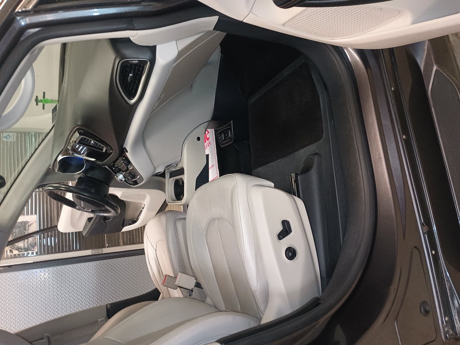 Grey Chrysler Pacifica image number 18