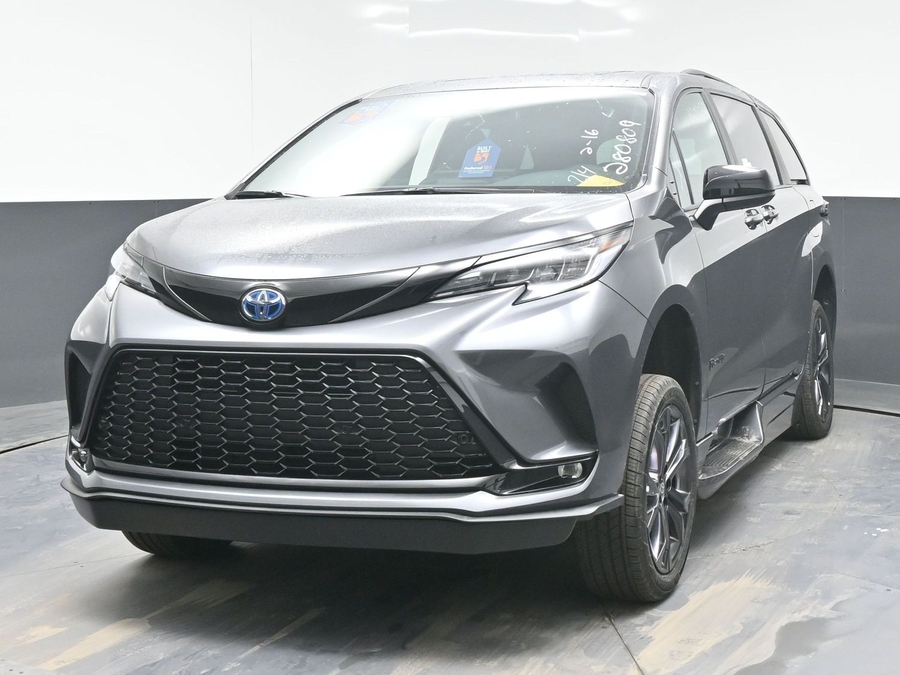 Grey Toyota Sienna image number 1