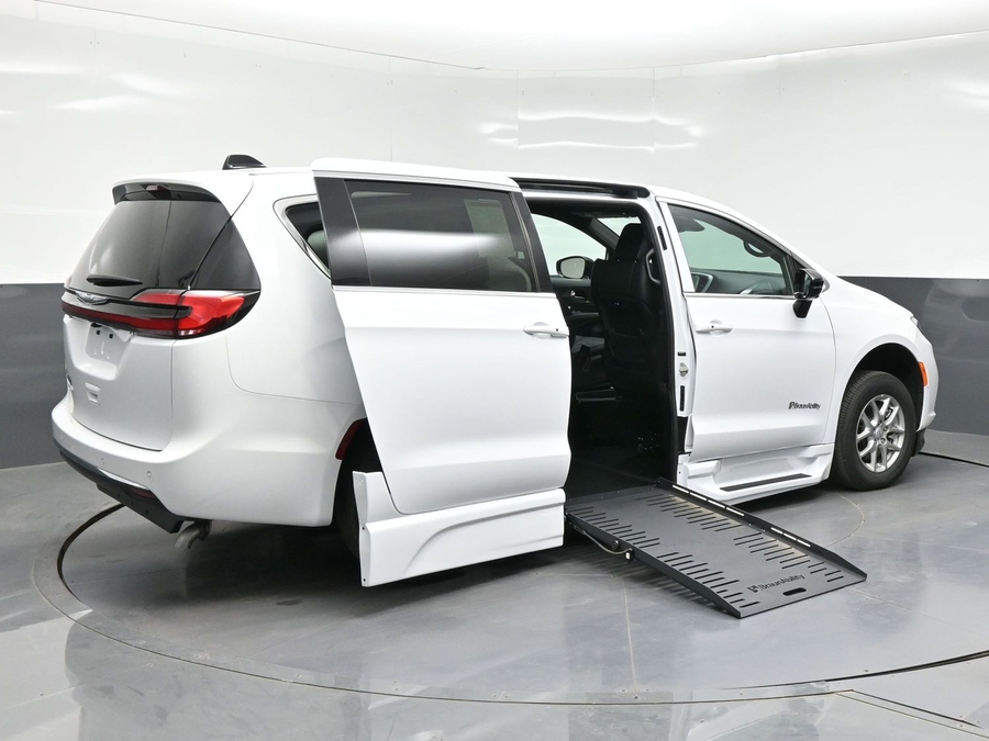 New 2026 Chrysler Pacifica Select Safety - BraunAbility Side Entry Entry Fold Out Automatic Ramp