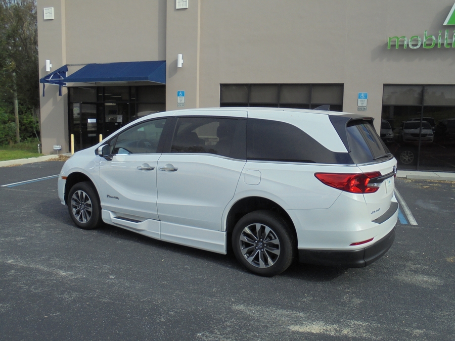 White Honda Odyssey image number 4