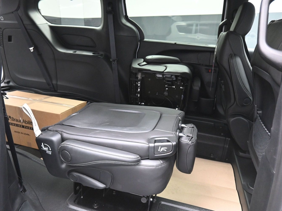 White Chrysler Voyager image number 12