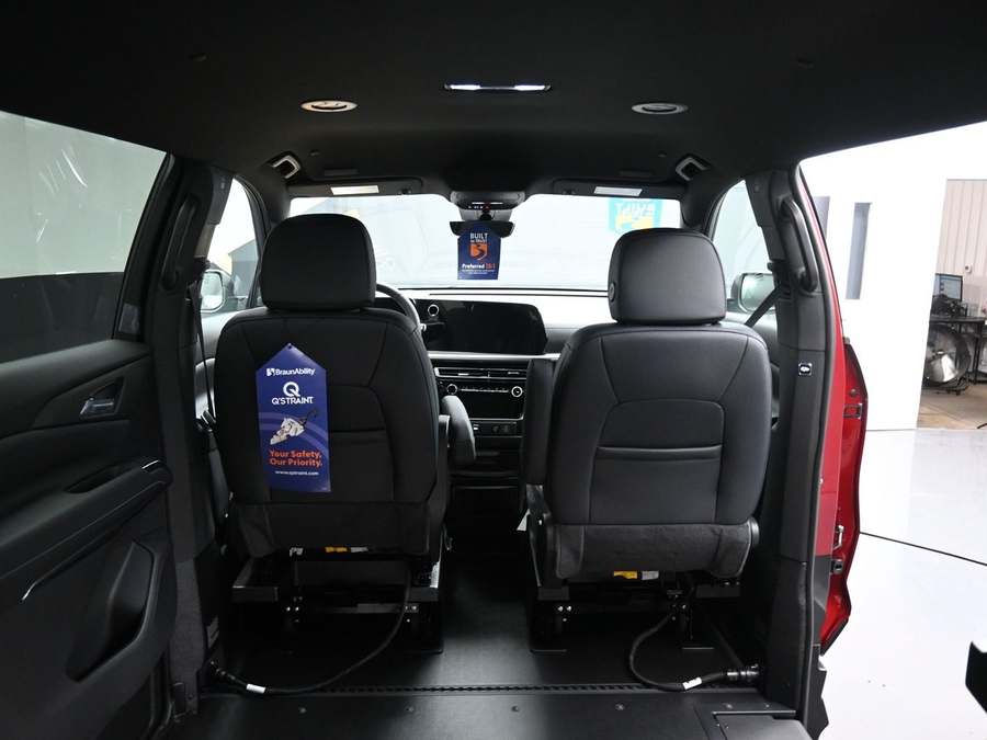New 2026 Chevrolet Traverse 1LT Midnight - BraunAbility Side Entry In Floor Automatic Ramp