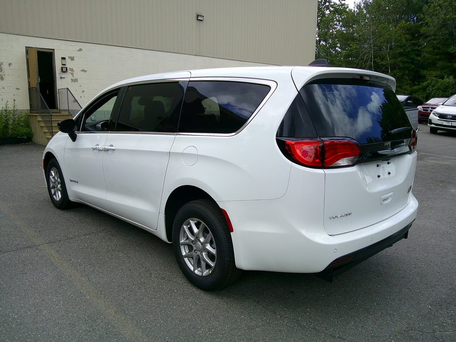 White Chrysler Voyager image number 7