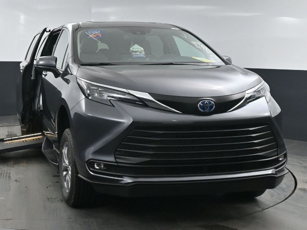 Grey Toyota Sienna image number 21