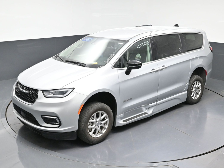 Silver Chrysler Pacifica image number 17