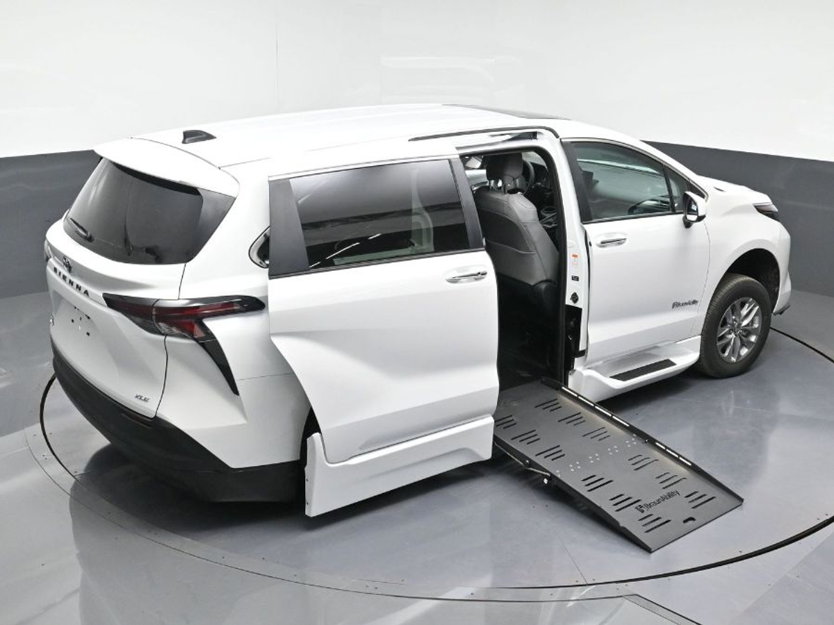 2025 TOYOTA SIENNA - Image 16