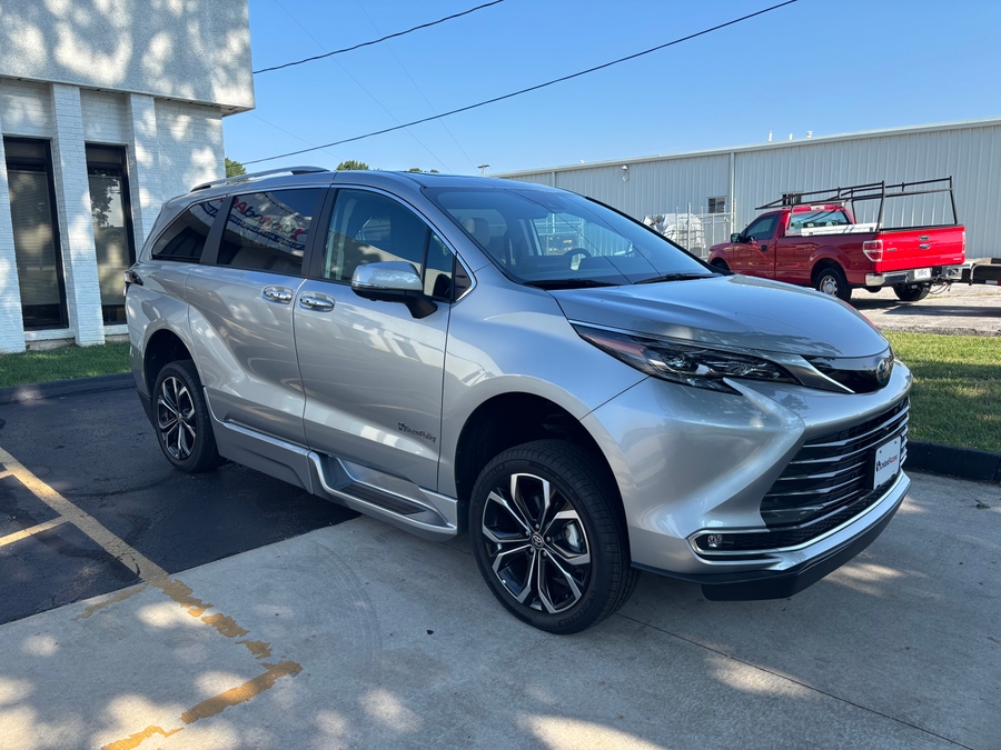 Used 2025 Toyota Sienna Hybrid Platinum - BraunAbility Side Entry Fold Out Automatic Ramp