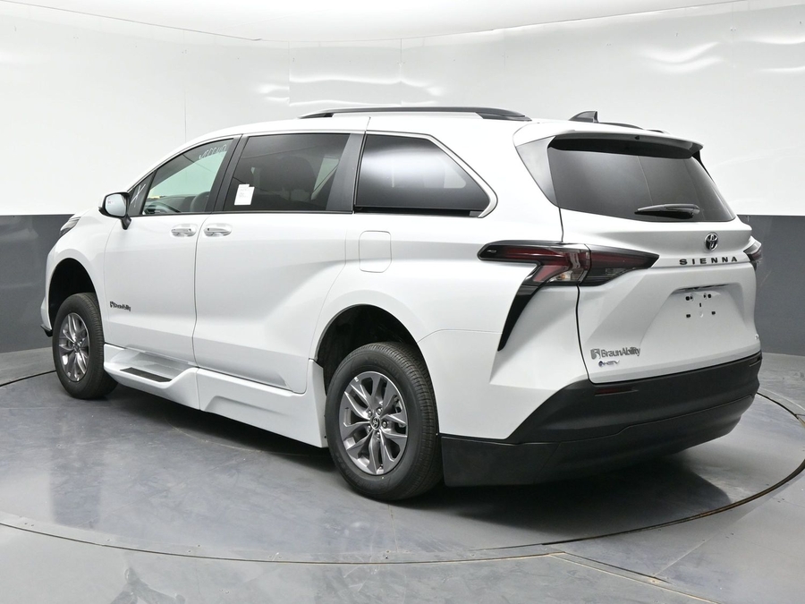 New 2026 Toyota Sienna Hybrid XLE Base - BraunAbility Side Entry Entry Fold Out Automatic Ramp