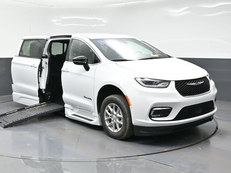 White Chrysler Pacifica image number 7