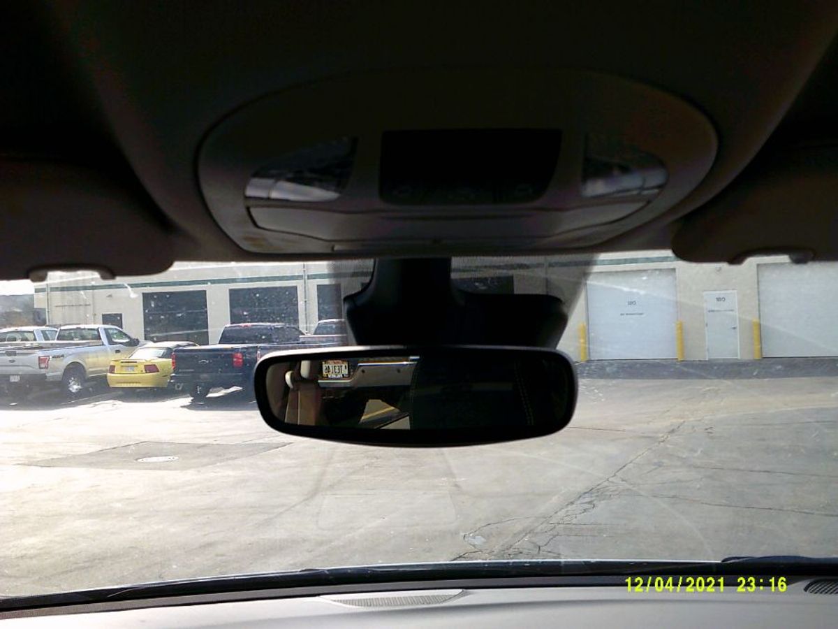 White Chrysler Voyager image number 12