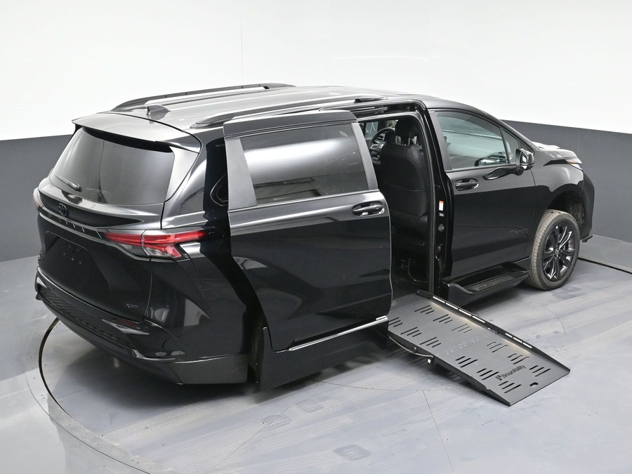 New 2025 Toyota Sienna Hybrid XSE Sport - BraunAbility Side Entry Entry Fold Out Automatic Ramp