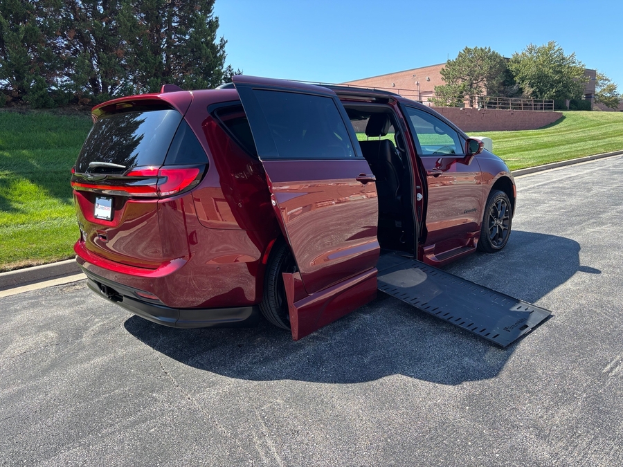 Used 2021 Chrysler Pacifica Touring L - BraunAbility Side Entry In Floor Automatic Ramp