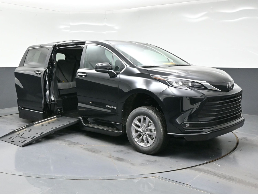 Black Toyota Sienna image number 4