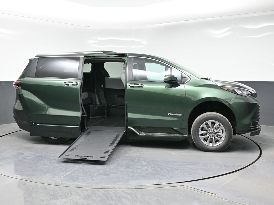New 2026 Toyota Sienna Hybrid XLE Base - BraunAbility Side Entry Fold Out Automatic Ramp
